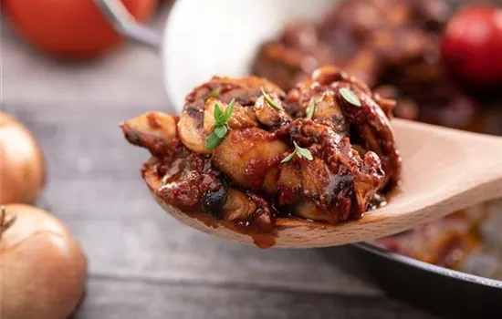 Würzige Champignons in Tomatensoße